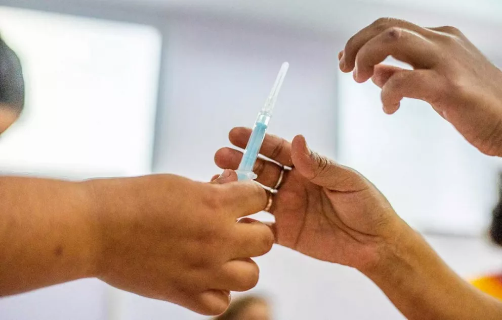Tras un año de vacunación, se aplicaron las dos dosis el 49% de los misioneros