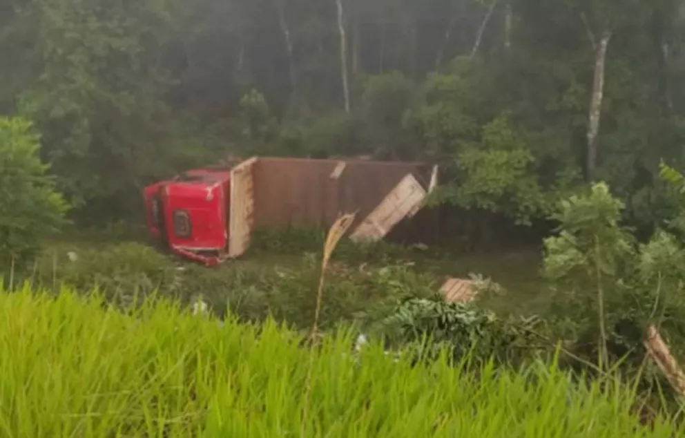 Camionero murió al volcar sobre la ruta provincial 13