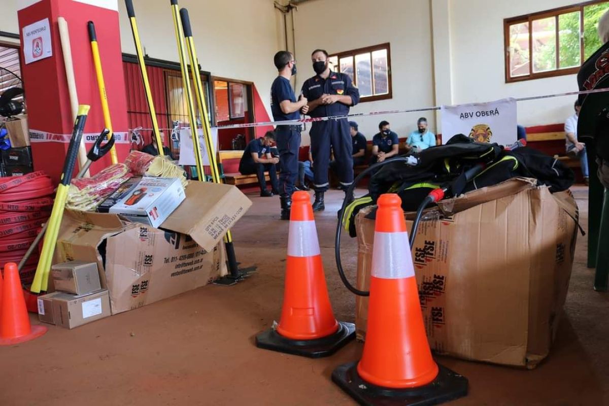 Bomberos voluntarios recibieron equipamientos para la lucha contra incendios