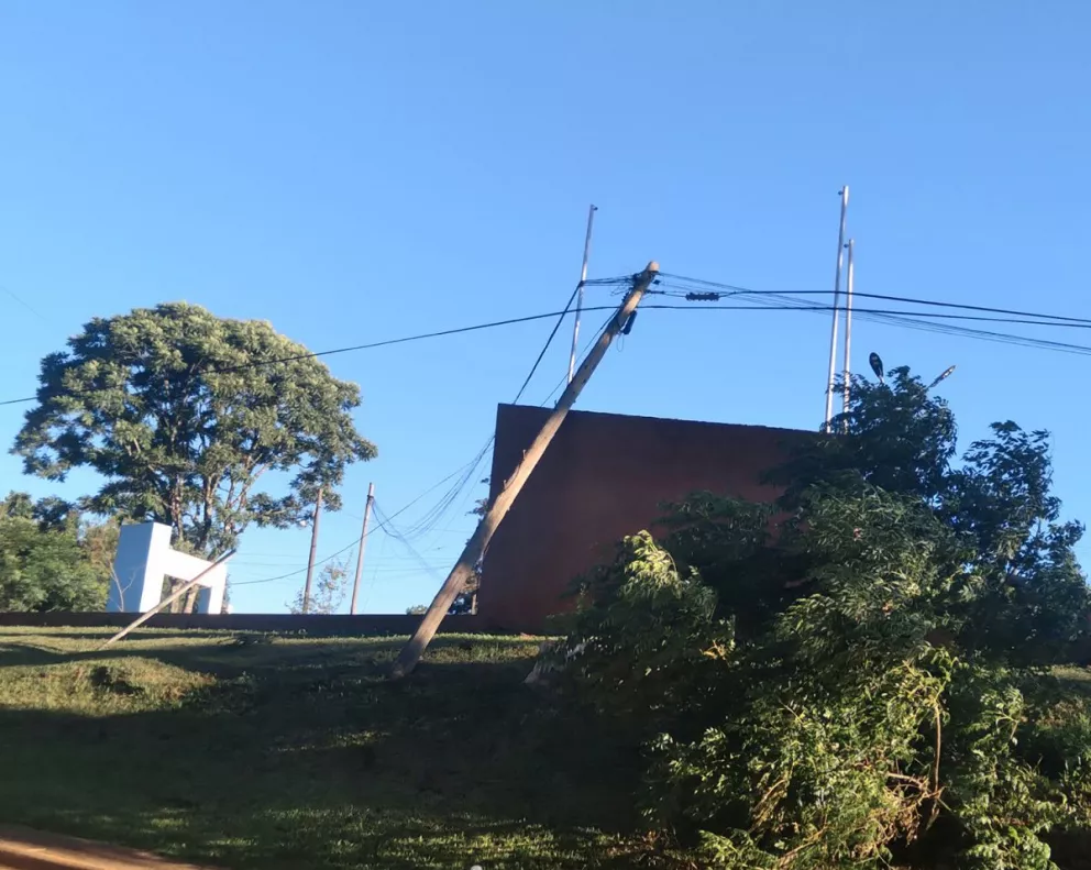 Dos postes se cayeron sobre la plaza de los Héroes de Malvinas