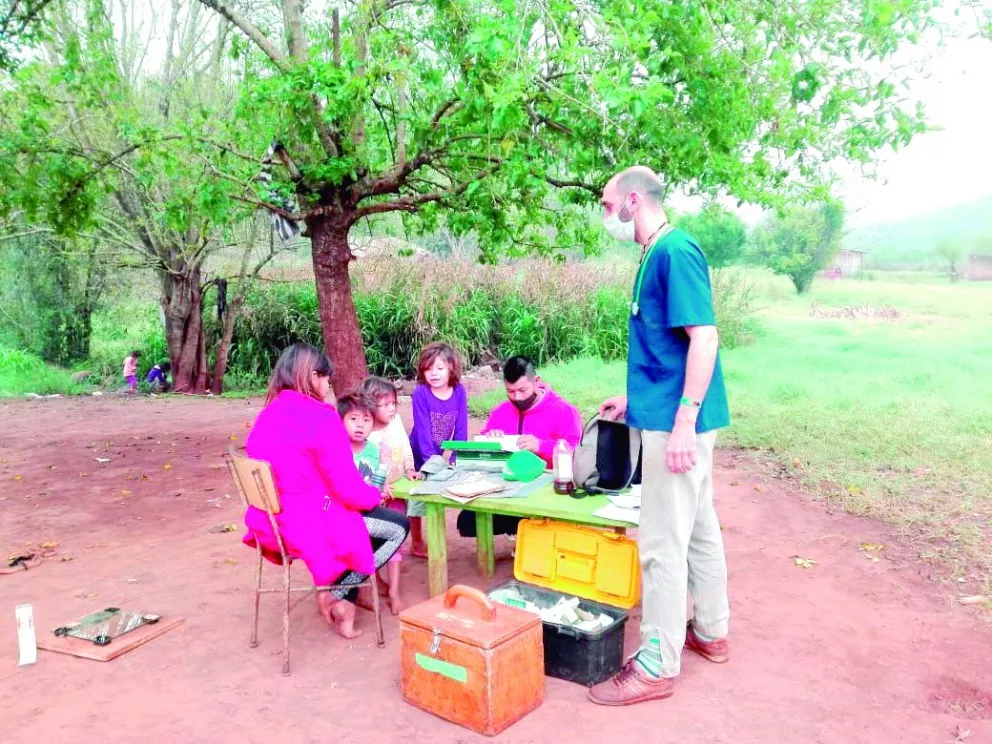 Día del médico: Javier Allara, el especialista que visita las aldeas Mbya