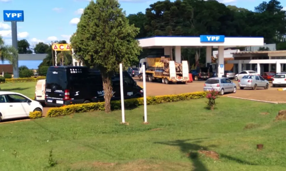 Filas diferenciadas y cupo de 14 litros de combustible para Brasileños en la estación YPF de Irigoyen