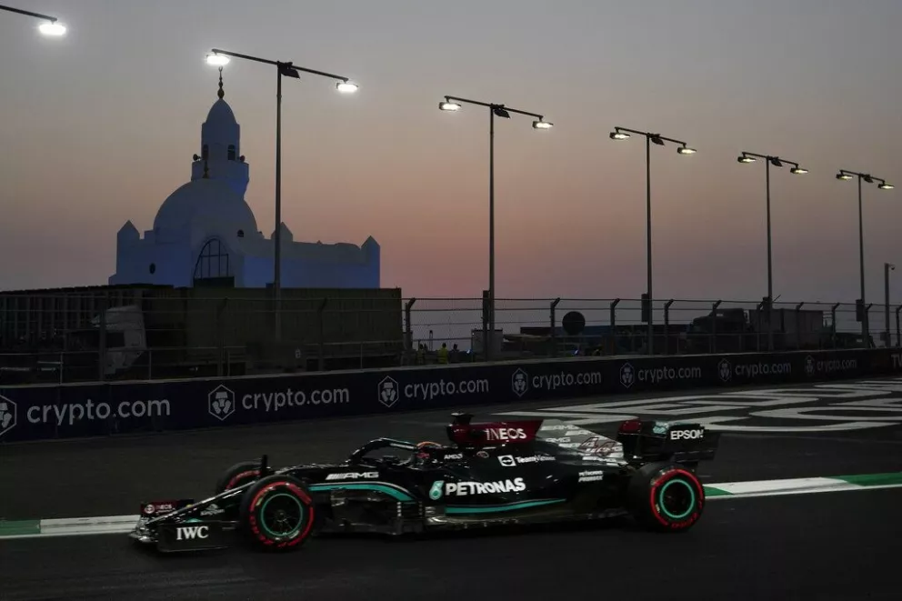 Hamilton le sacó la pole a Verstappen para el GP de Arabia Saudita