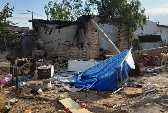 Neuquén: mataron a golpes a un nene de 2 años, detuvieron al padrastro y vecinos incendiaron su casa