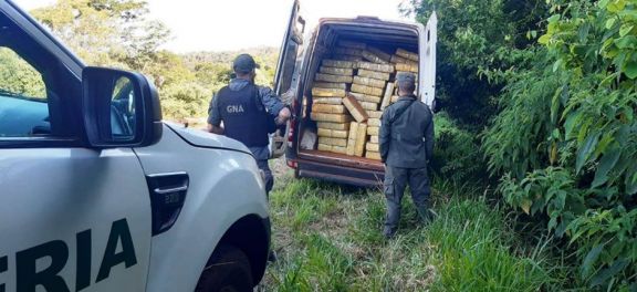 Interceptaron minibús con casi 4 mil kilos de marihuana