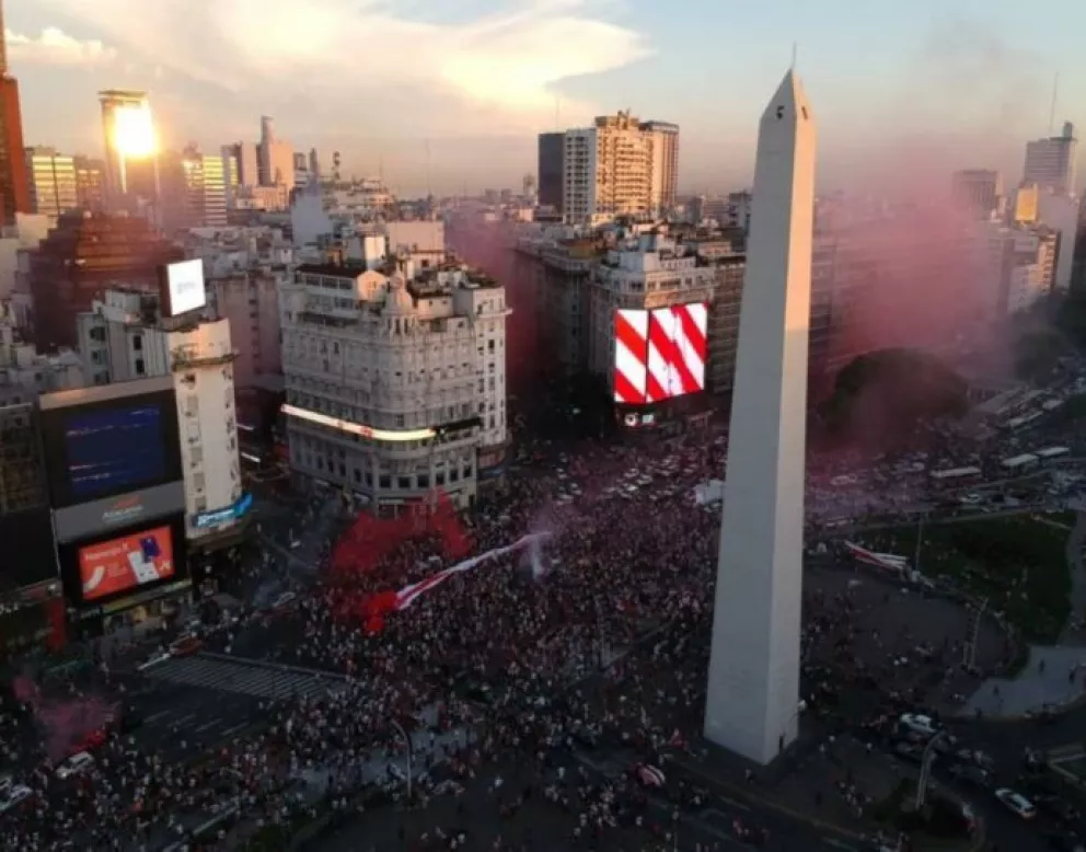 Miles de hinchas de River festejaron los 3 años del triunfo ante Boca en Madrid