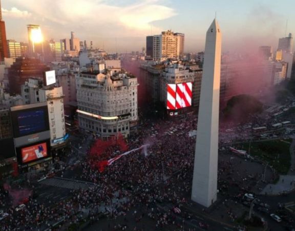 Miles de hinchas de River festejaron los 3 años del triunfo ante Boca en Madrid