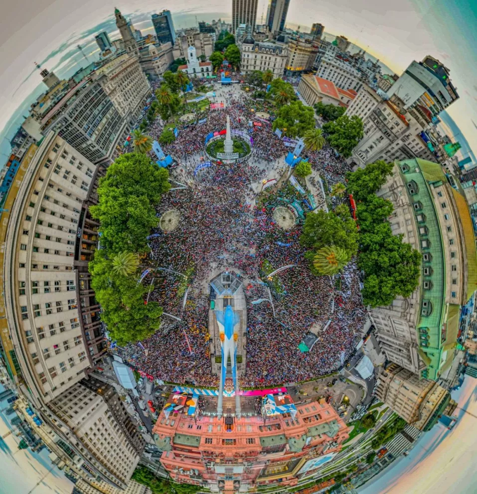 Un festejo a Plaza llena por los 38 años de la democracia argentina