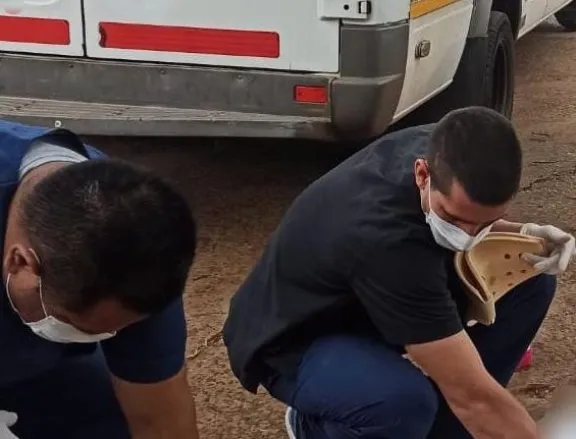 Dormía debajo de un utilitario y murió aplastado