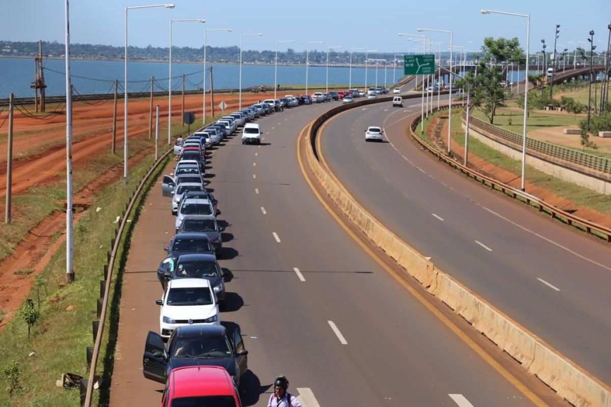 El éxodo de paraguayos para pasar las fiestas provoca largas colas en el puente internacional El éxodo de paraguayos para pasar las fiestas provoca largas colas en el puente internacional