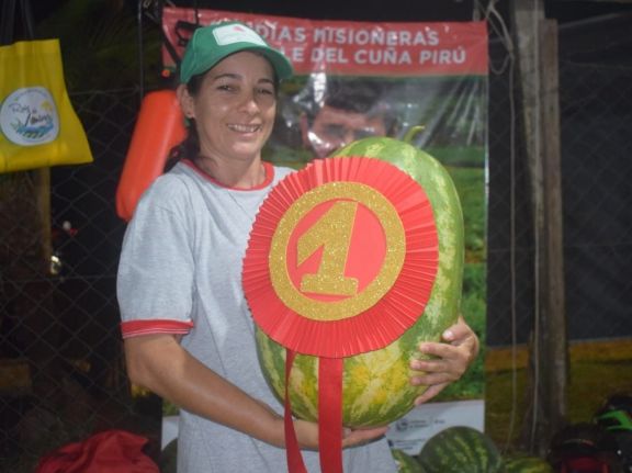 Patricia Parra ganó el concurso de la sandía más pesada, casi 22 kilos