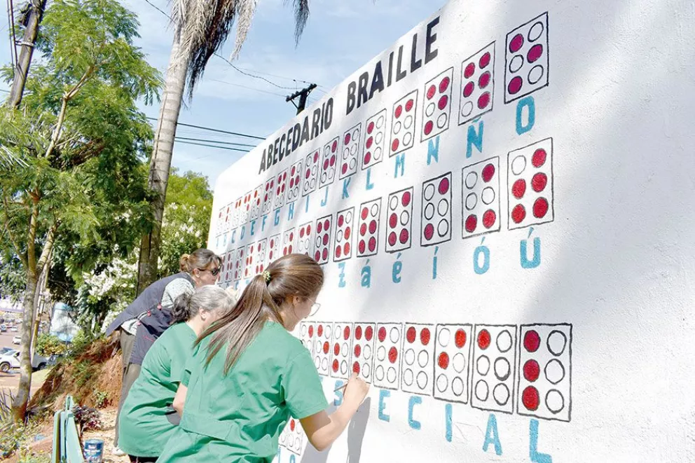 Mural educativo lleva el braille a toda la comunidad