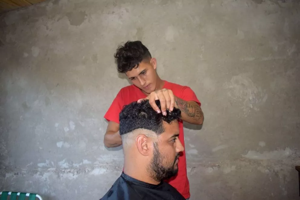 El barbero que quiere ser futbolista