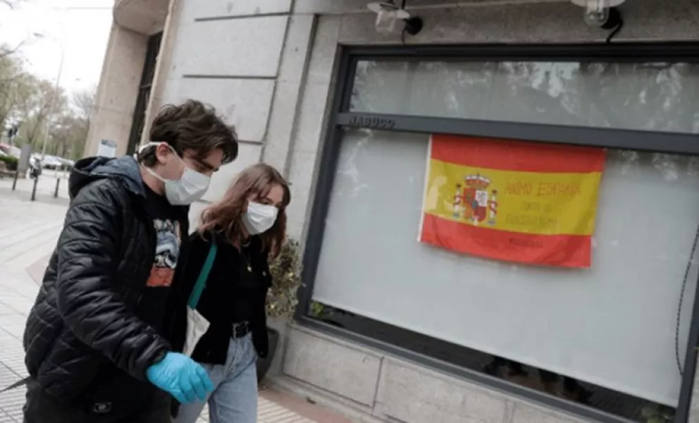 España padece otro récord de casos y teme por la variante Ómicron