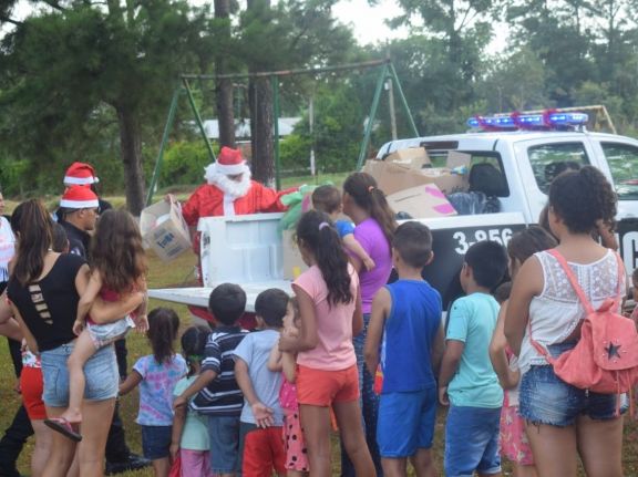Policias de Capioví se disfrazaron de Papá Noel y regalaron juguetes a niños de los barrios