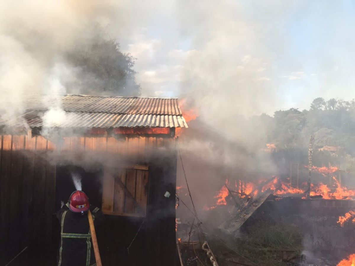 Incendio afectó cinco viviendas en Oberá