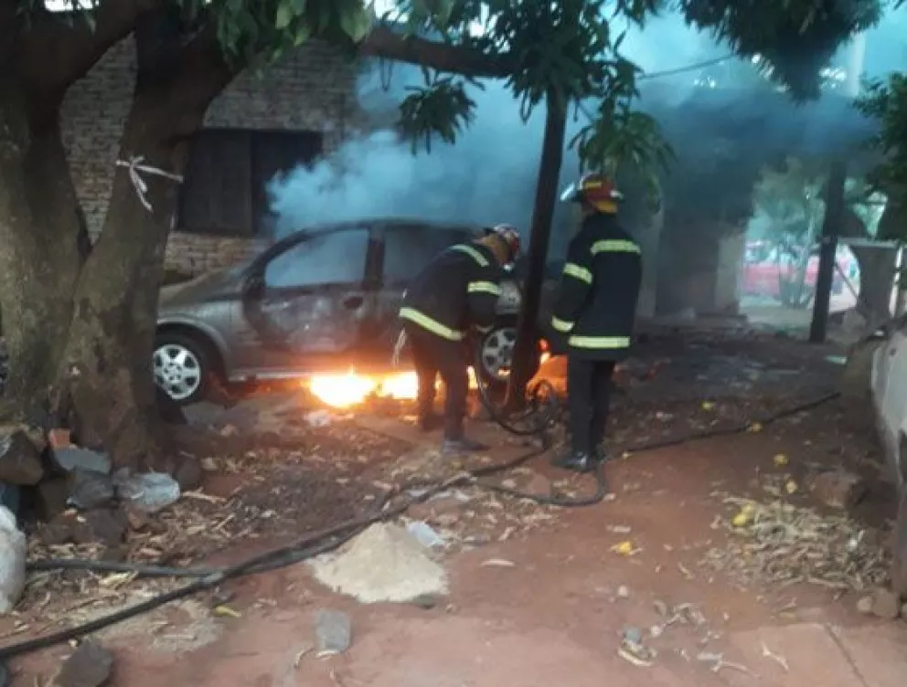 Incendio causó daños materiales en dos vehículos