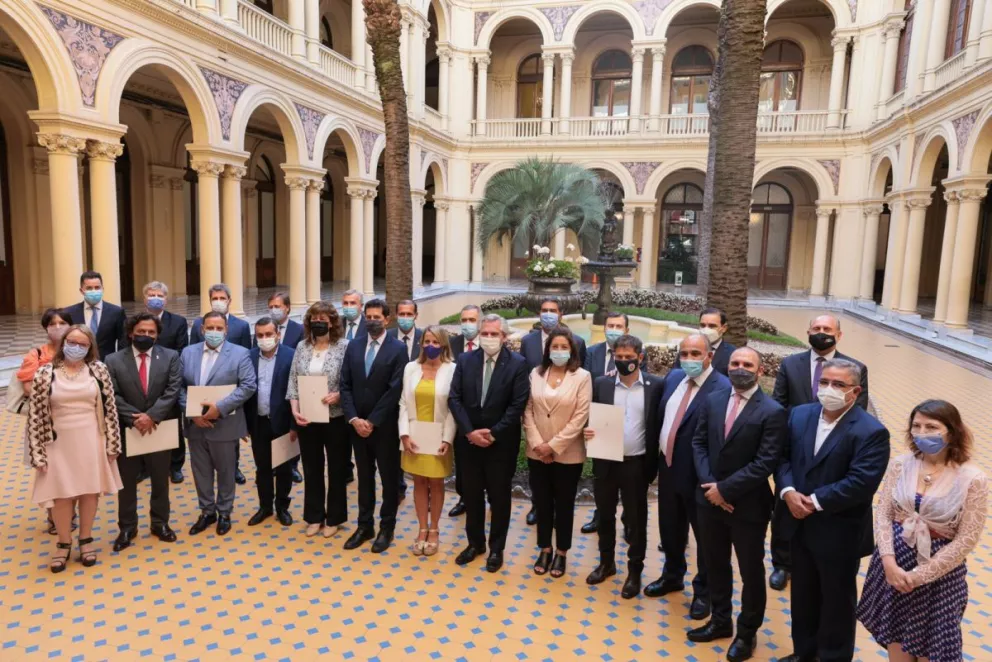 Alberto Fernández firmó el consenso fiscal con 23 gobernadores 