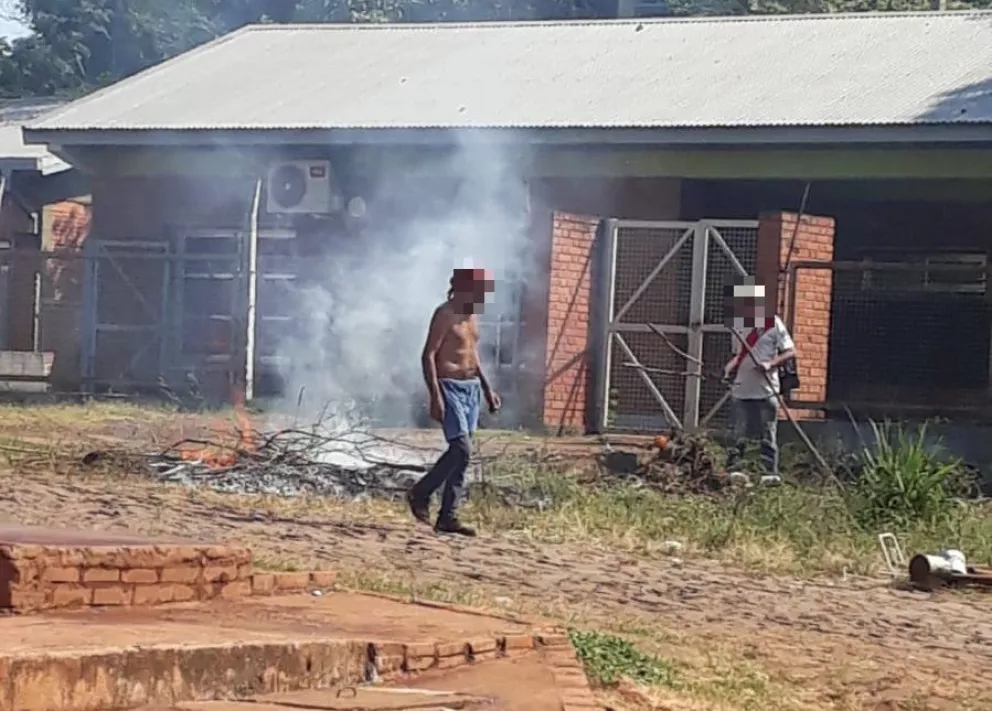 Iguazú: denunciaron a dos hombres por quemar restos de poda frente a una escuela