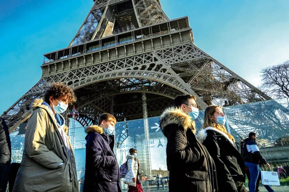 París vuelve al uso del barbijo en espacios exteriores