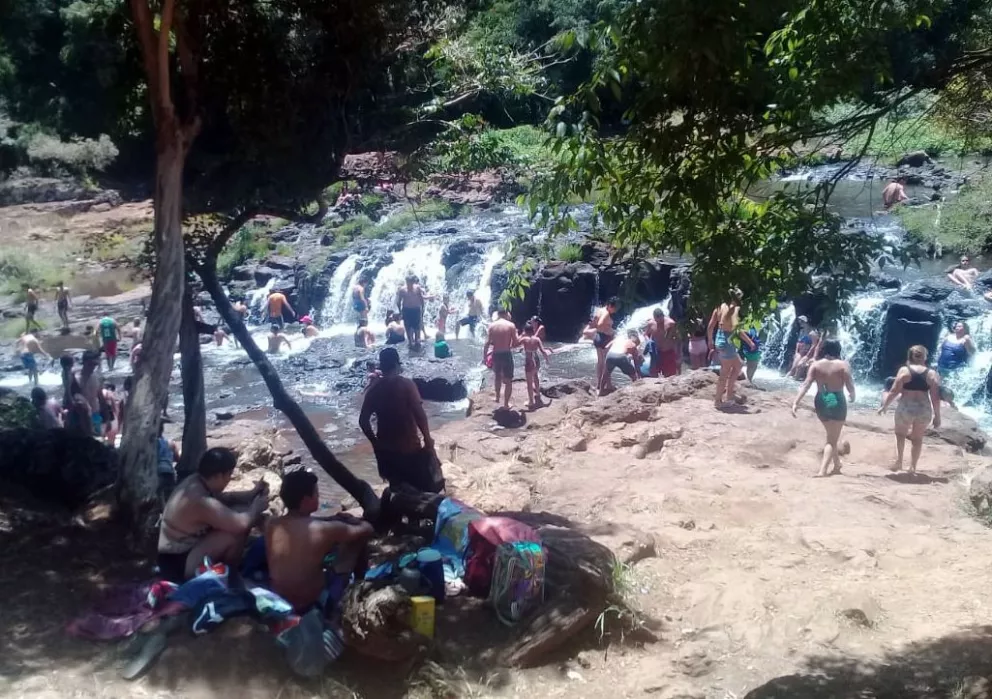 El Salto Tabay recibe a cientos de turistas misioneros y de la región 