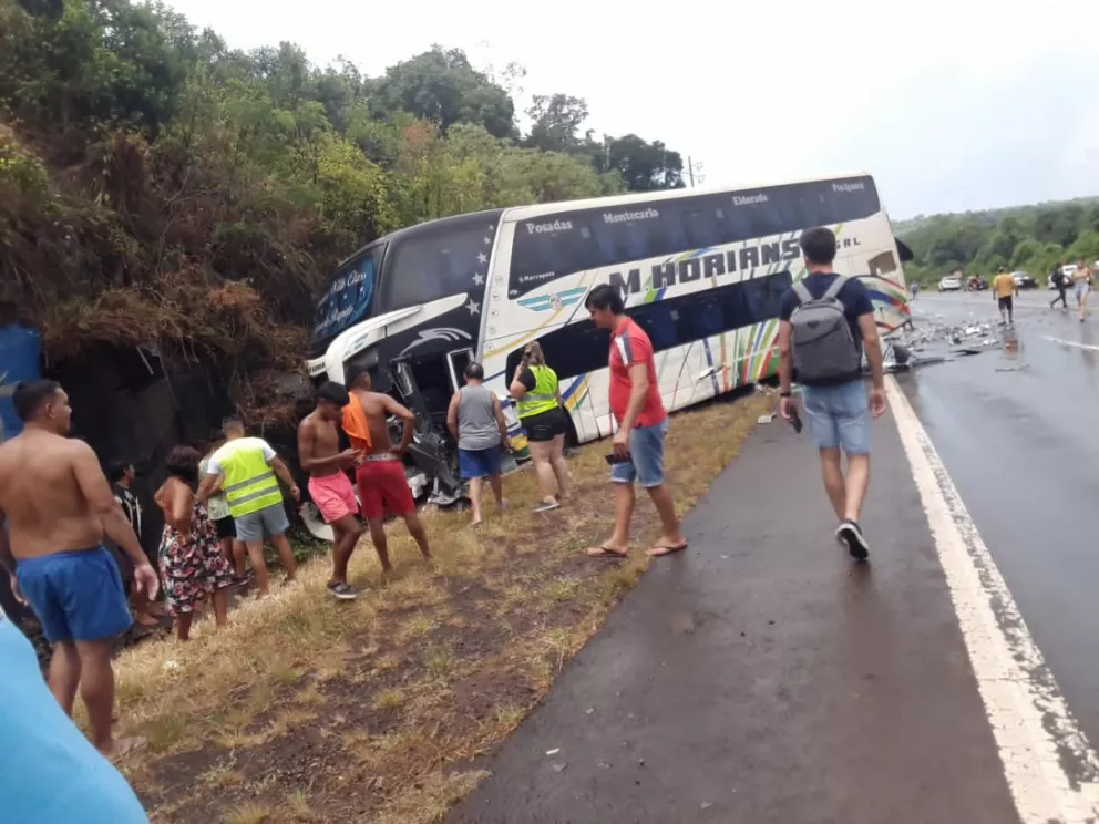 Choque fatal entre un colectivo y una camioneta en Puerto Leoni