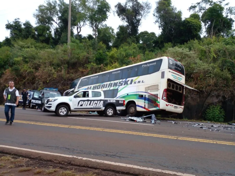Dos fallecidos en el accidente que protagonizaron un colectivo y una camioneta en Puerto Leoni