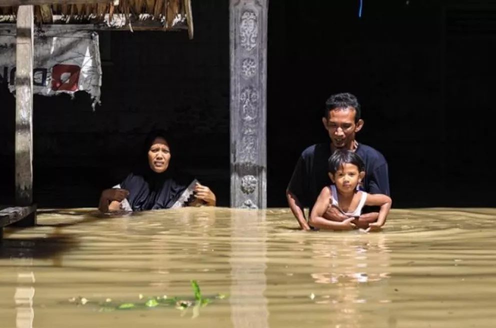 Dos niños murieron y 24 mil personas fueron evacuadas por inundaciones en Indonesia