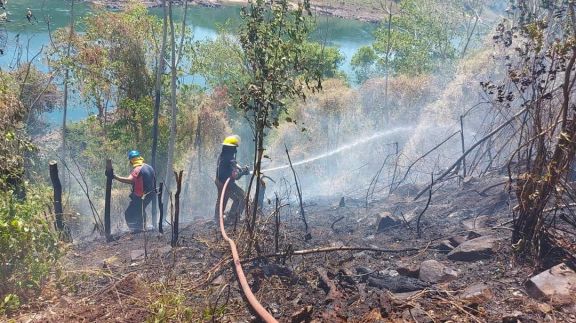 Bomberos de Iguazú intentan extinguir las llamas de dos incendios en la costa del río Paraná