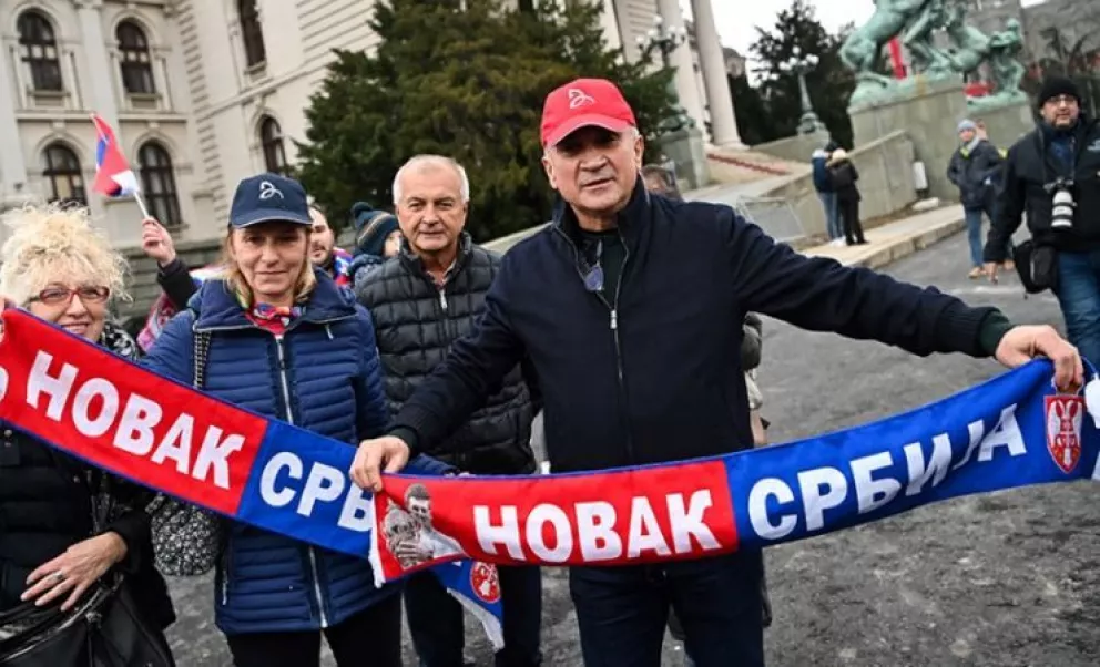 La familia de Djokovic protesta por segundo día frente al Parlamento serbio en Belgrado