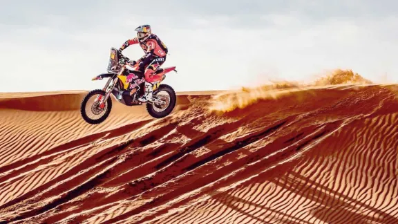 Benavides sufre un retraso y cae al sexto puesto de la general en motos