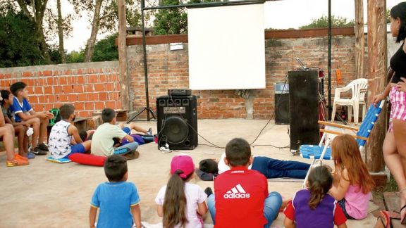 Proyecta filmes en el patio de su casa para contener a los niños
