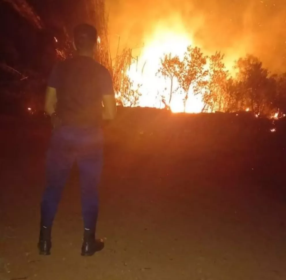 Sofocaron incendios de malezas en las localidades de Corpus y Azara