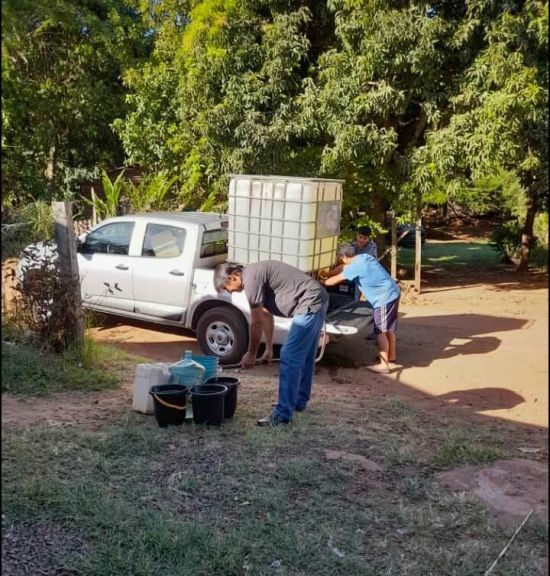 En Cerro Romero reparten agua casa por casa para hacer frente al calor