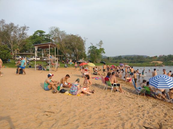 El balneario camping La Boca atrae a visitantes de toda la provincia 