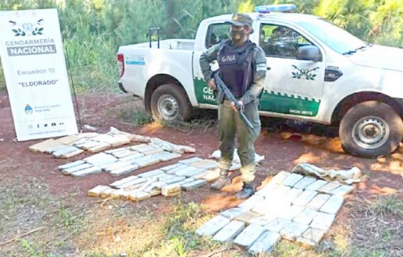 Gendarmes hallaron droga abandonada en una zona rural