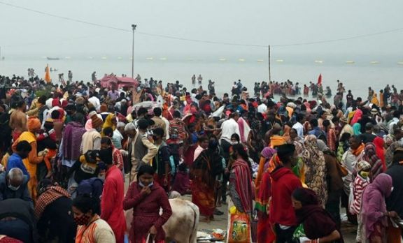 Miles de hindúes desafían al covid en multitudinaria congregación religiosa