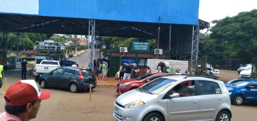Viajantes de distintos puntos del país cruzan por Irigoyen a Brasil. Foto: Fabián Acosta
