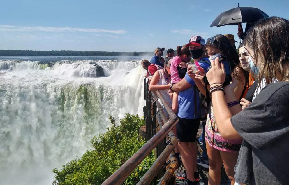 Turistas argentinos se destacaron en la visita a las Cataratas de Iguazú. Foto: Norma Devechi