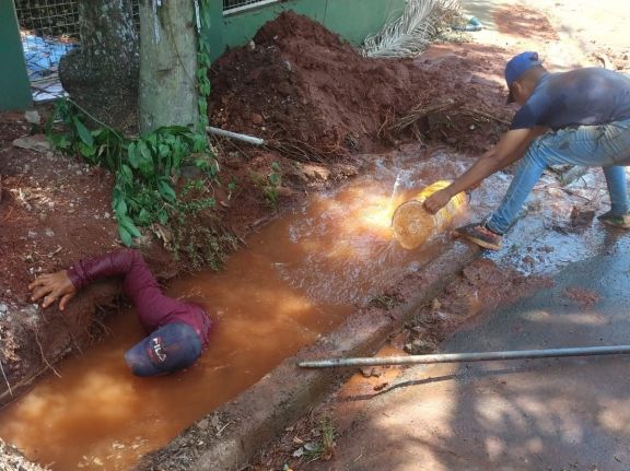 Iguazú: instalaban un poste y rompieron el caño maestro de la red de agua potable