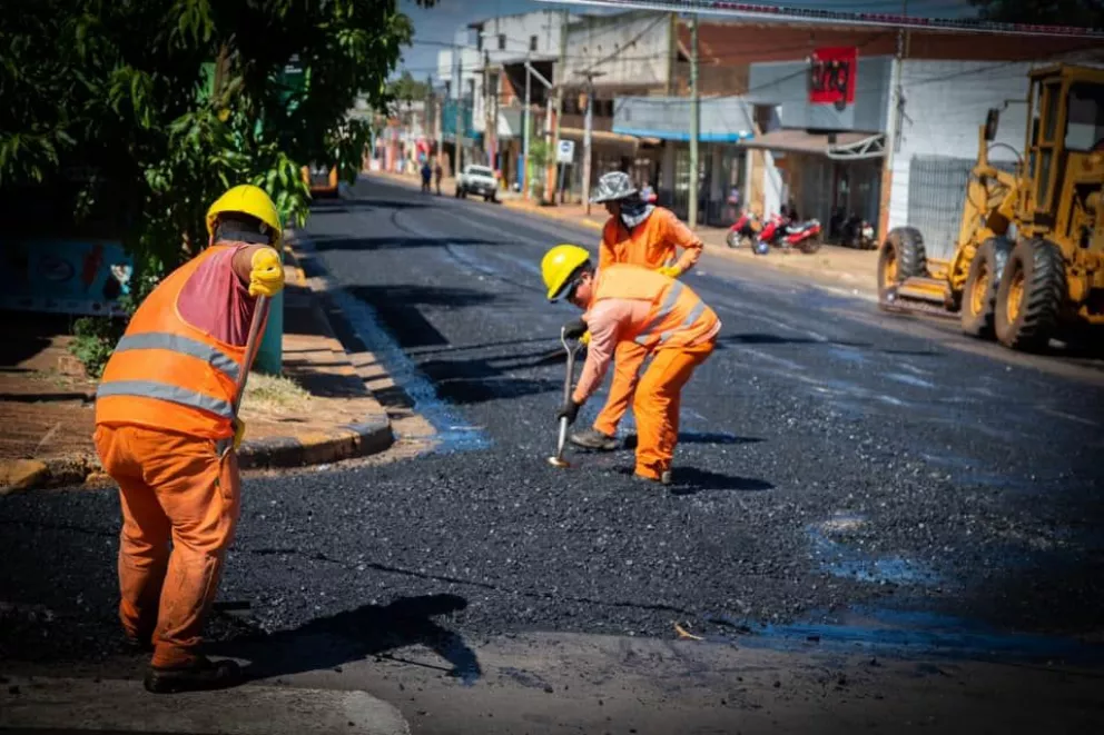 La provincia financiará el asfaltado de 210 calles en diez barrios de Puerto Iguazú 