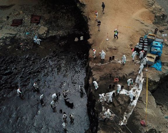 Perú declaró "emergencia ambiental" en la zona costera dañada por derrame petrolero