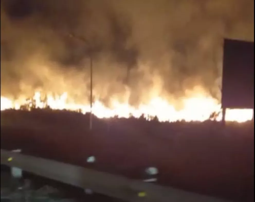 Incendios de grandes magnitudes tienen en vilo a vecinos de Posadas y Eldorado