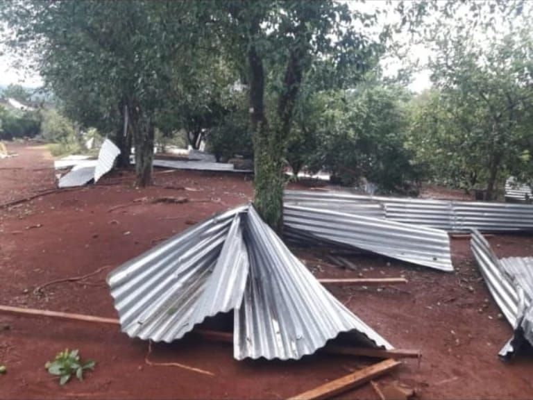 Temporal con fuertes ráfagas de viento golpeó a varias localidades y afectó a viviendas