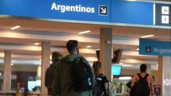 Argentinos y residentes vacunados ya no deberán presentar PCR para ingresar al país