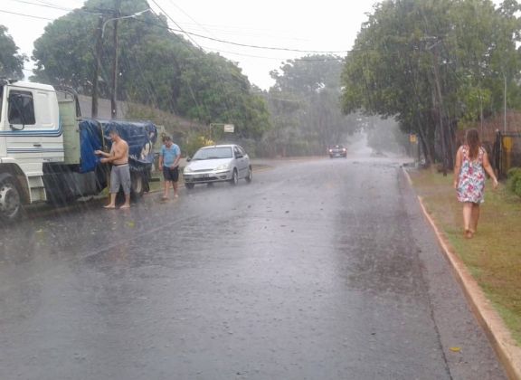 La anhelada lluvia llegó a la zona Centro, aunque dejó sin luz a Jardín América y es torrencial en Oberá