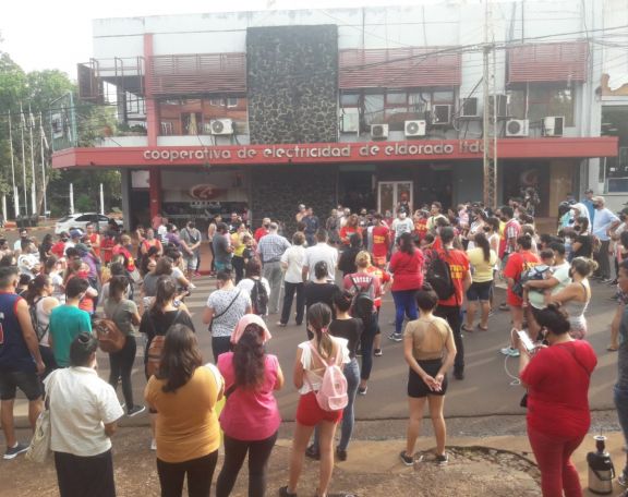Eldorado: vecinos cortan la avenida San Martín en protesta por la falta de agua