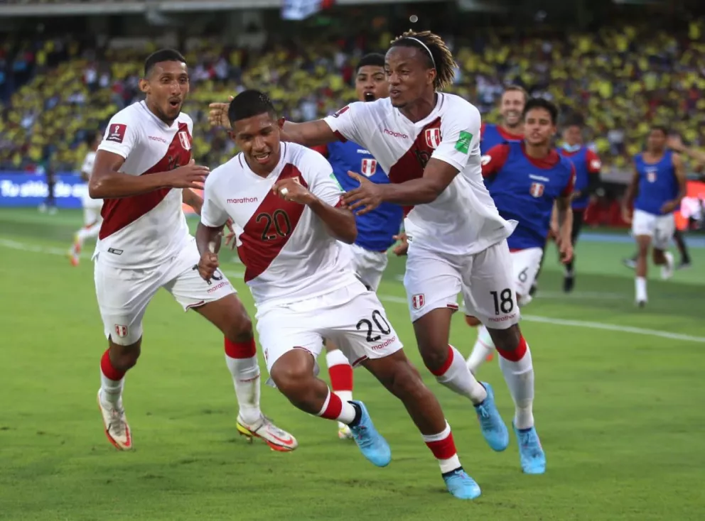 Perú aprovechó la única que tuvo, venció a Colombia y se acerca a Qatar