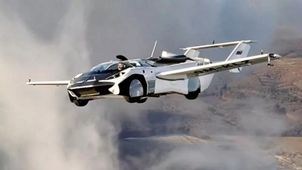 El AirCar es similar a un auto deportivo en las calles, pero en menos de cinco minutos puede transformarse en avión. 