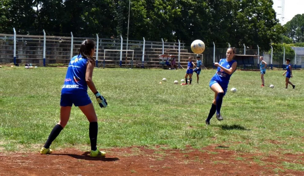 Las Decanas viajaron a Buenos Aires para jugar la Copa Federal Femenina